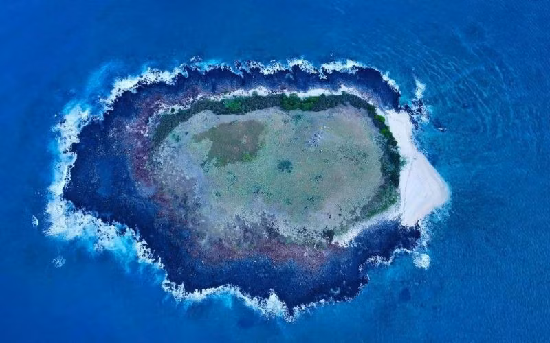 Cách bờ biển Đắk Lắk khoảng 30 phút đi thuyền, Hòn Dứa là một điểm đến hoang sơ ít người biết, lý tưởng cho những du khách yêu thiên nhiên, thích trải nghiệm cắm trại và khám phá vùng biển chưa khai thác. Ảnh Tố Đen