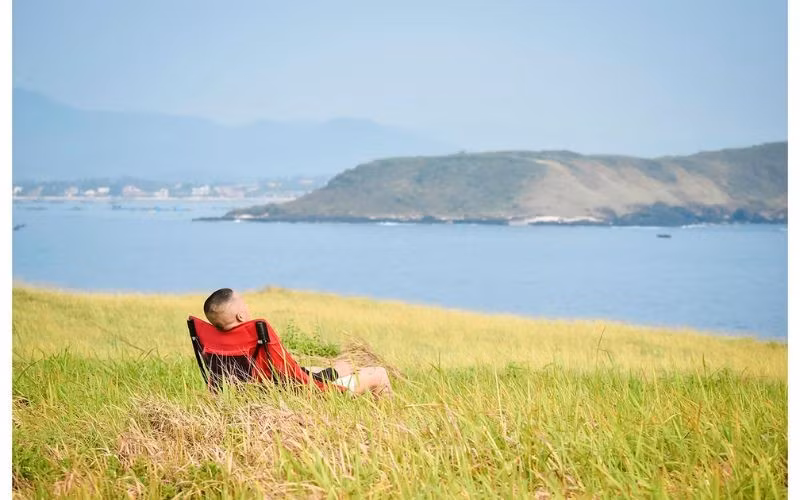 Dù còn ít người biết đến, Hòn Dứa đang dần trở thành điểm đến hấp dẫn cho những du khách muốn tránh xa nhịp sống ồn ào, tìm về với thiên nhiên nguyên sơ. Từ cắm trại, tắm biển, lặn ngắm san hô đến soi bào ngư ban đêm, mỗi trải nghiệm trên Hòn Dứa đều mang lại cảm giác mới lạ, đáng nhớ và rất khác biệt so với các điểm du lịch đã quá phổ biến. Ảnh Lê Quốc Hùng