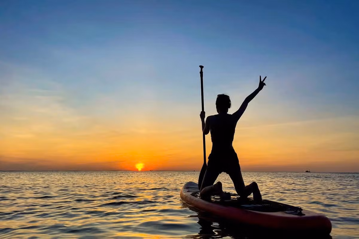 Du khách có thể tham gia các hoạt động như tắm biển, dạo chơi trên cát hoặc chỉ đơn giản là ngắm hoàng hôn. Ảnh BlueDiamond