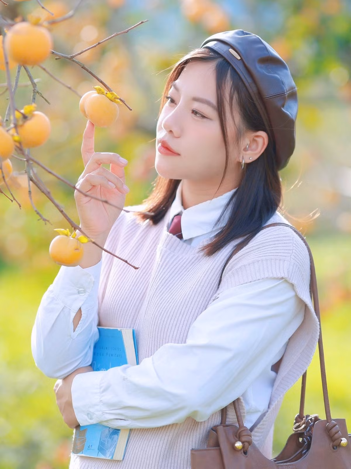 Để có những bức ảnh ưng ý, du khách nên đến vườn vào sáng sớm hoặc chiều muộn, khi ánh nắng vàng nhẹ chiếu qua từng cành hồng chín. Những gam màu tự nhiên như trắng, be, nâu đất hoặc đỏ gạch sẽ giúp tôn lên sắc cam nổi bật của quả. Ảnh Nguyễn Hồng Anh