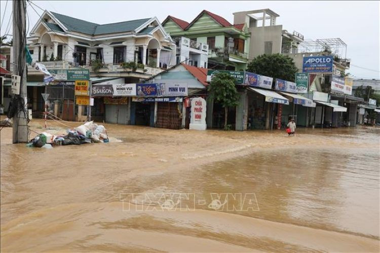 Nước sông dâng cao tràn qua Quốc lộ 1A, đoạn qua phường Điện Bàn (thành phố Đà Nẵng). Ảnh: Anh Dũng – TTXVN