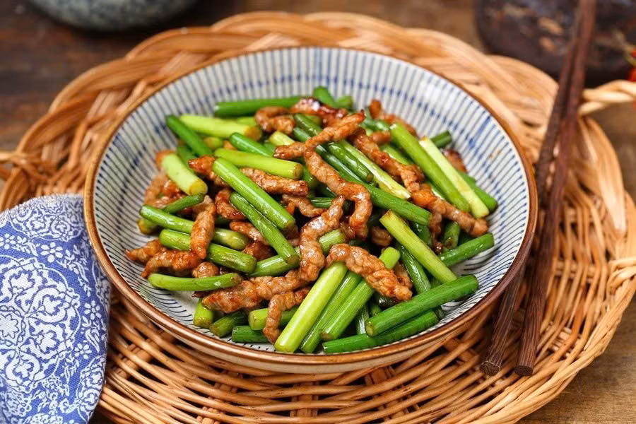 Một điểm thú vị khác là ngồng tỏi có thể tác động tích cực đến tinh thần. Một số hợp chất trong ngồng tỏi tham gia thúc đẩy sản xuất serotonin – chất dẫn truyền thần kinh giúp điều hòa tâm trạng, mang đến cảm giác thư giãn, giảm căng thẳng và giúp tinh thần phấn chấn hơn sau mỗi bữa ăn. Ảnh minh họa