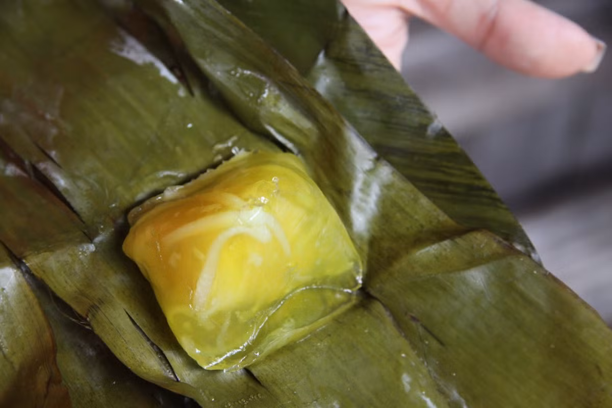 Bánh phu thê lại gợi nhắc câu chuyện vợ chồng thủy chung, với lớp vỏ mềm, nhân đậu xanh ngọt thanh, từng là món quà lưu giữ tình nghĩa trong gia đình phố cổ. Ảnh IViVu