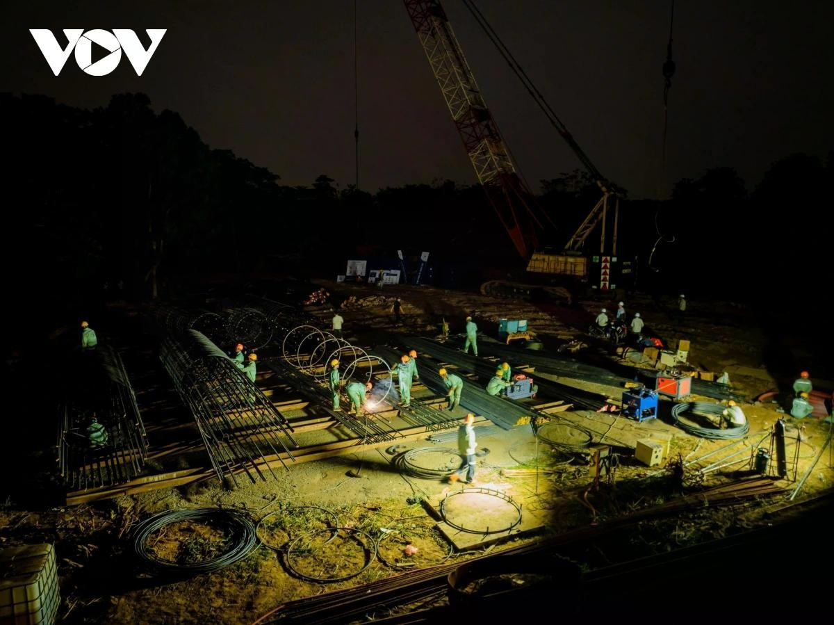 "Mục tiêu đặt ra là hoàn thành toàn bộ cọc, bệ trước tháng 5/2026 - thời điểm lũ tiểu mãn bắt đầu - để bảo đảm điều kiện thi công phần thân trụ", ông Huy cho biết..