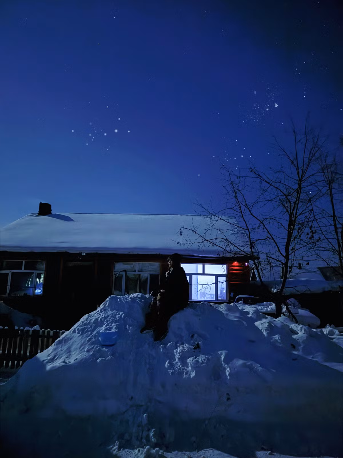 Du khách đến Bắc Hồng chủ yếu lưu trú tại nhà dân. Những căn nhà gỗ thấp, tường dày, được thiết kế để giữ nhiệt tối đa. Việc sưởi ấm hoàn toàn dựa vào bếp củi thủ công, không có hệ thống sưởi hiện đại như ở các thành phố lớn.