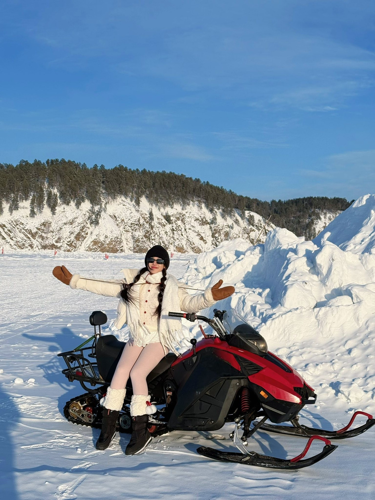 Bên trong căn nhà, không khí ấm áp từ bếp lửa, mùi khói củi và sinh hoạt gia đình tạo nên cảm giác đối lập rõ rệt với cái lạnh cắt da bên ngoài. Đây cũng là trải nghiệm khiến nhiều du khách nhớ lâu hơn cả cảnh tuyết, bởi nó phản ánh rõ nét đời sống thường nhật của người dân vùng cực Bắc.