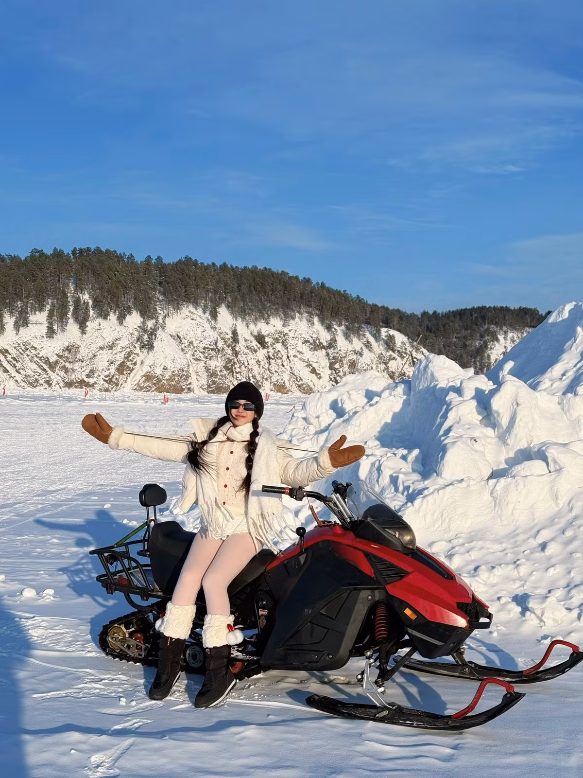 Bên trong căn nhà, không khí ấm áp từ bếp lửa, mùi khói củi và sinh hoạt gia đình tạo nên cảm giác đối lập rõ rệt với cái lạnh cắt da bên ngoài. Đây cũng là trải nghiệm khiến nhiều du khách nhớ lâu hơn cả cảnh tuyết, bởi nó phản ánh rõ nét đời sống thường nhật của người dân vùng cực Bắc.