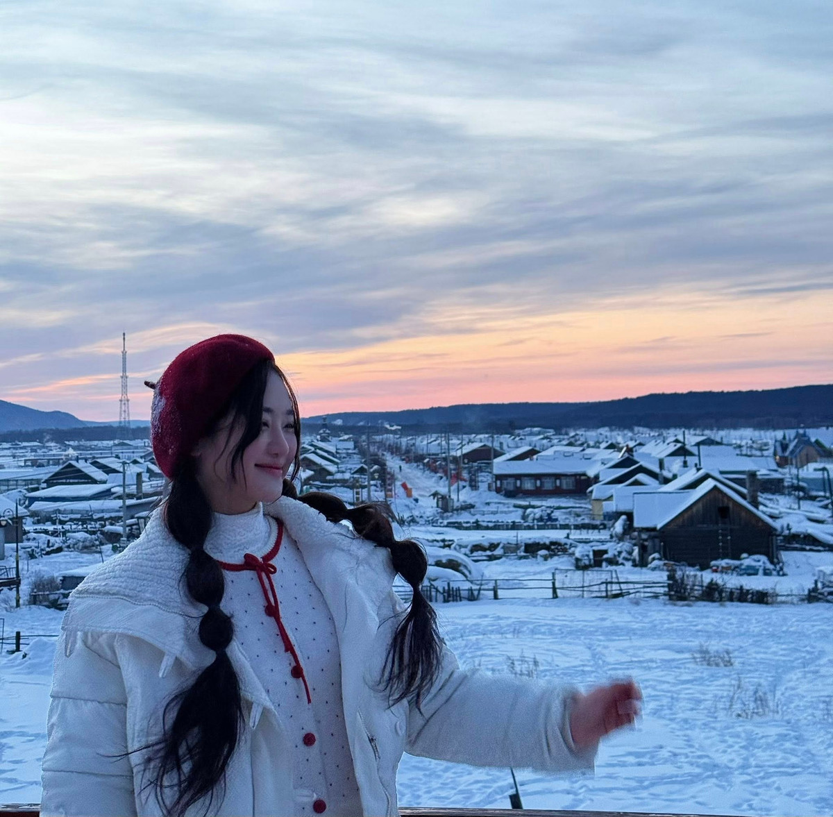 Không giống các điểm đến du lịch nổi tiếng, Bắc Hồng không có phố đi bộ, không quán cà phê hay cửa hàng lưu niệm đông đúc. Nhịp sống nơi đây chậm rãi, gần như không đổi qua nhiều năm, đúng với đặc trưng của một làng quê vùng cực Bắc.