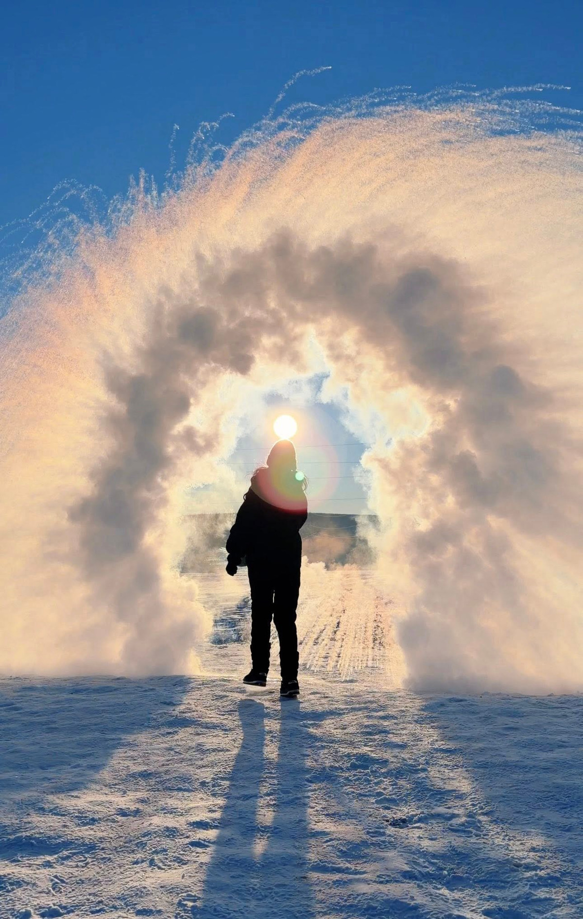 Ẩm thực tại Bắc Hồng không đa dạng. Các bữa ăn chủ yếu là lẩu nấm, cá sông vùng lạnh, rau củ bảo quản đông. Do điều kiện vận chuyển khó khăn, giá thực phẩm khá cao so với mặt bằng chung, trong khi lựa chọn lại hạn chế. Tuy vậy, các món ăn đều mang tính địa phương, đủ năng lượng để chống chọi với cái lạnh sâu, và thường được chuẩn bị trong không khí ấm cúng của gia đình chủ nhà.