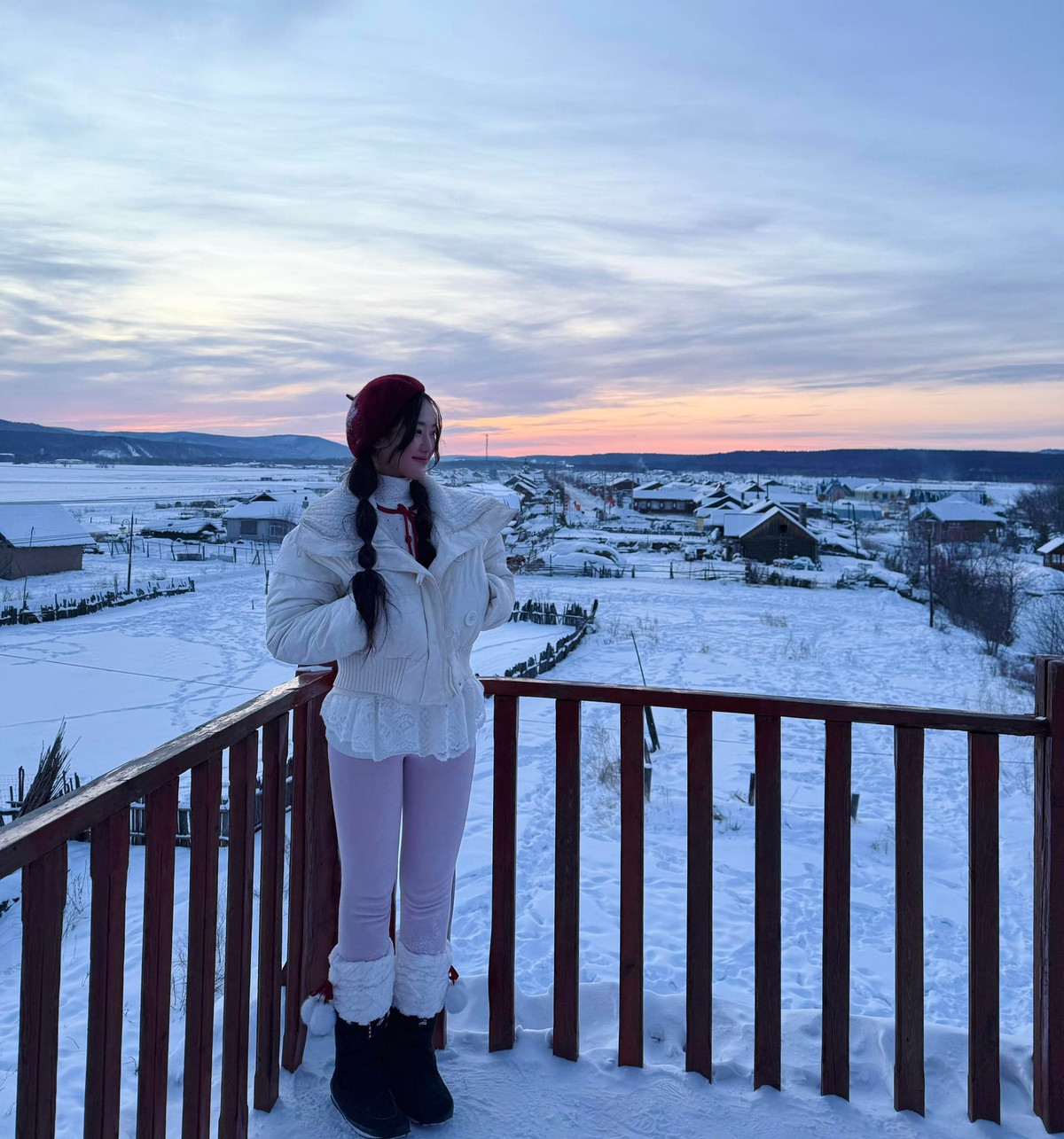 Bắc Hồng nằm không xa dòng Hắc Long Giang ranh giới tự nhiên giữa Trung Quốc và Nga. Vào mùa đông, toàn bộ không gian bị bao phủ bởi tuyết dày, những cánh rừng trụi lá kéo dài đến tận chân đồi, tạo nên khung cảnh tĩnh lặng và hoang sơ. Trên những con đường phủ băng trắng, dấu chân người in hằn rõ nét, kéo dài giữa thiên nhiên gần như bất động.