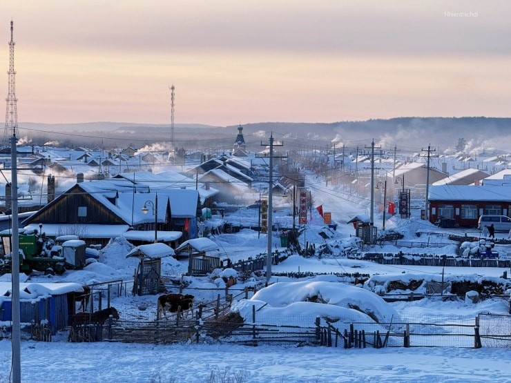 Giữa mùa đông khắc nghiệt của vùng Đông Bắc Trung Quốc, khi dòng du khách đổ dồn về Cáp Nhĩ Tân hay làng cổ Tuyết Hương để tận hưởng không khí lễ hội băng tuyết, vẫn tồn tại những điểm đến gần như tách khỏi nhịp du lịch đại trà. Bắc Hồng, một ngôi làng nhỏ thuộc thành phố Mạc Hà, tỉnh Hắc Long Giang là nơi như vậy, nơi mùa đông không được “trang trí”, mà hiện diện nguyên bản với cái lạnh có thể chạm ngưỡng -53 độ C.