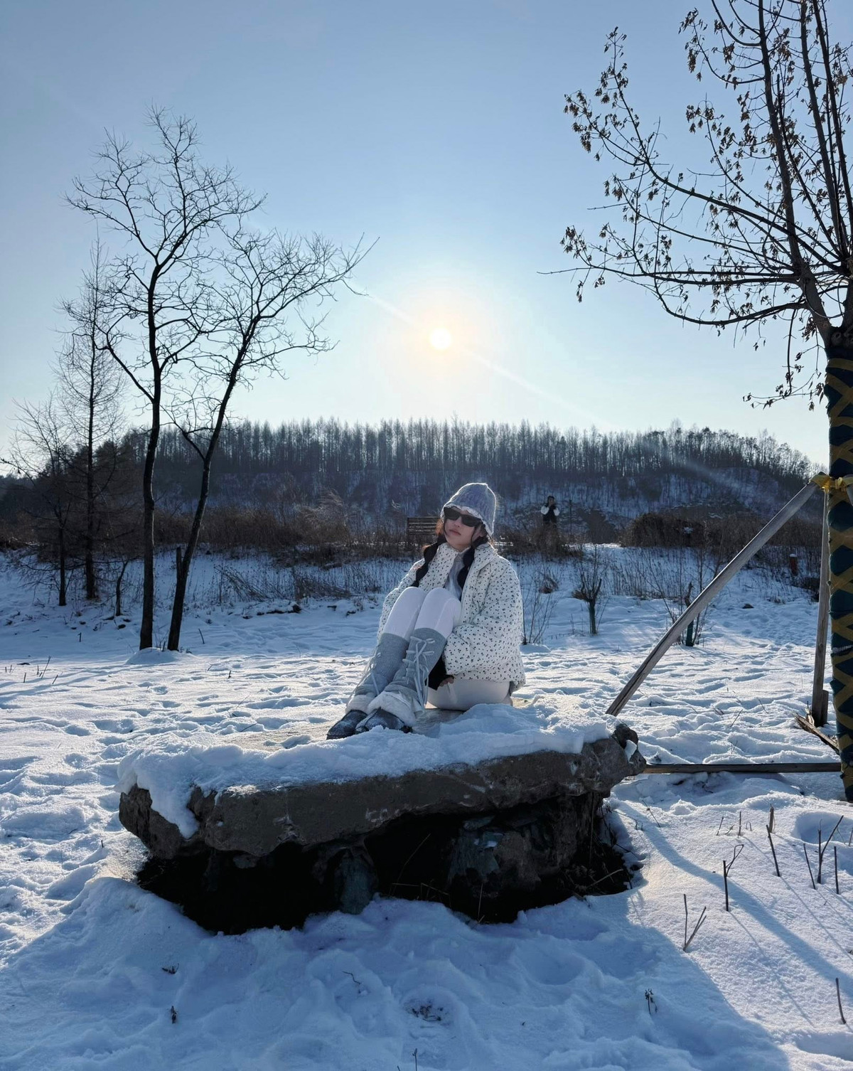 Một trong những hình ảnh dễ nhận thấy nhất ở Bắc Hồng là xe ngựa. Do điều kiện thời tiết khắc nghiệt và hạ tầng giao thông hạn chế, xe ngựa vẫn được sử dụng phổ biến để chở hàng, đưa khách di chuyển trong làng và phục vụ sinh hoạt thường ngày. Trên nền tuyết dày, tiếng vó ngựa gõ đều trở thành âm thanh quen thuộc, thay cho tiếng động cơ.