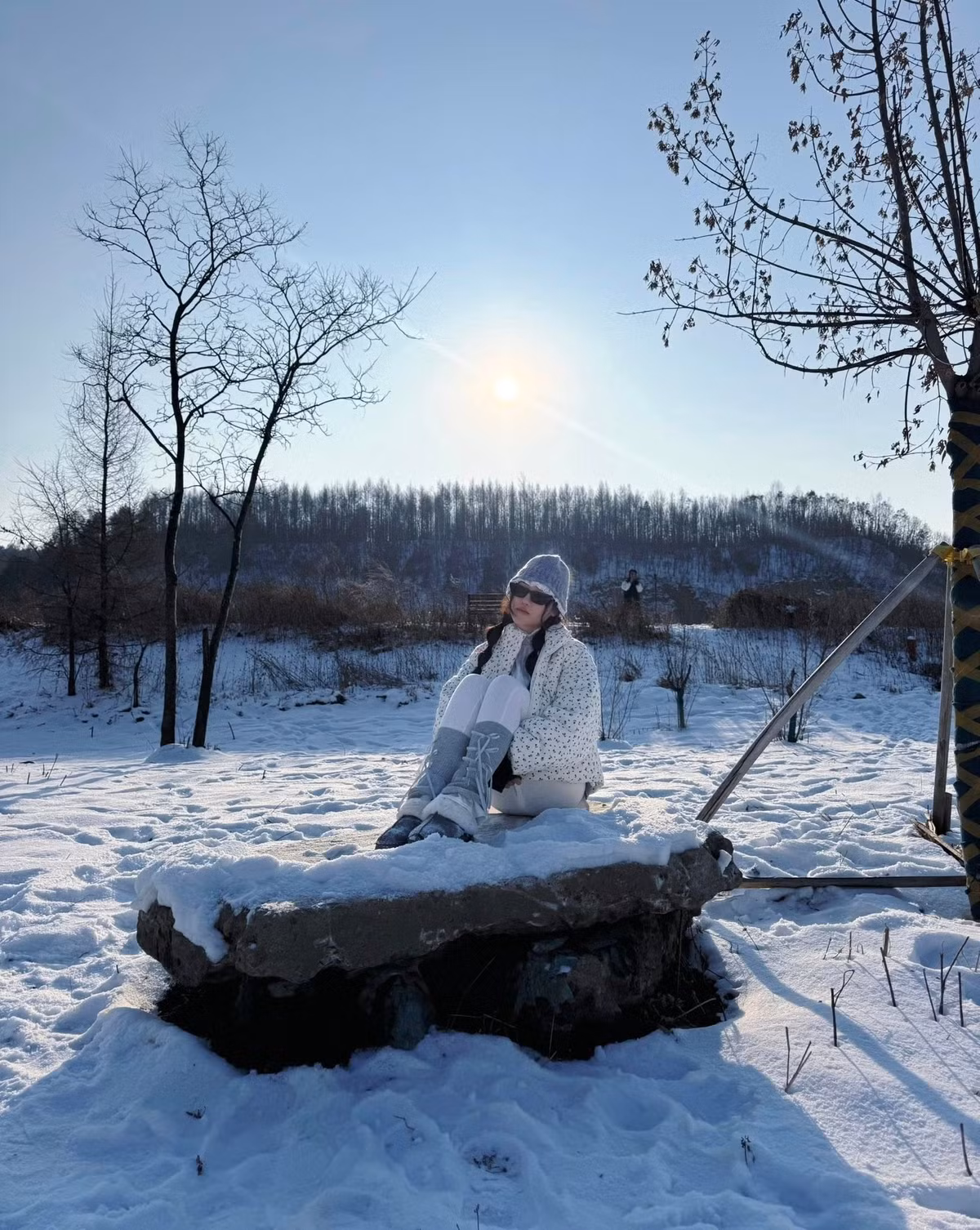 Một trong những hình ảnh dễ nhận thấy nhất ở Bắc Hồng là xe ngựa. Do điều kiện thời tiết khắc nghiệt và hạ tầng giao thông hạn chế, xe ngựa vẫn được sử dụng phổ biến để chở hàng, đưa khách di chuyển trong làng và phục vụ sinh hoạt thường ngày. Trên nền tuyết dày, tiếng vó ngựa gõ đều trở thành âm thanh quen thuộc, thay cho tiếng động cơ.