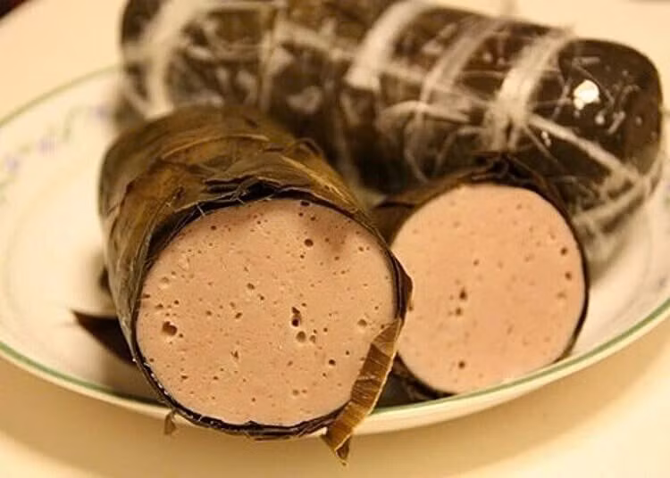 Một cách kiểm tra đơn giản là dùng giấy nghệ. Giấy được ngâm từ nước nghệ tươi, phơi khô rồi áp lên bề mặt giò. Sau khoảng một phút, nếu giấy đổi màu từ vàng sang cam đỏ, rất có thể sản phẩm có chứa hàn the. Đây là phương pháp kiểm tra nhanh, mang tính định tính, giúp người tiêu dùng nhận biết sớm nguy cơ. Ảnh minh họa