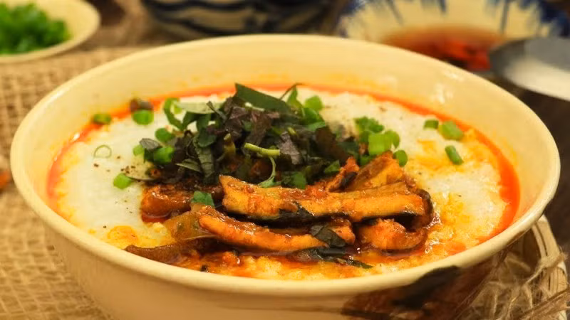 Nhắc đến ẩm thực Nghệ An, không thể không nhắc đến cháo lươn – một món ăn dân dã nhưng đầy tinh tế. Cháo được nấu nhuyễn, kết hợp với lươn đồng được xào thơm cùng hành, nghệ và các loại gia vị đặc trưng. Mỗi thìa cháo mang đậm hương vị mộc mạc, cay nồng rất đặc trưng của xứ Nghệ. Ảnh Hanwonkoo
