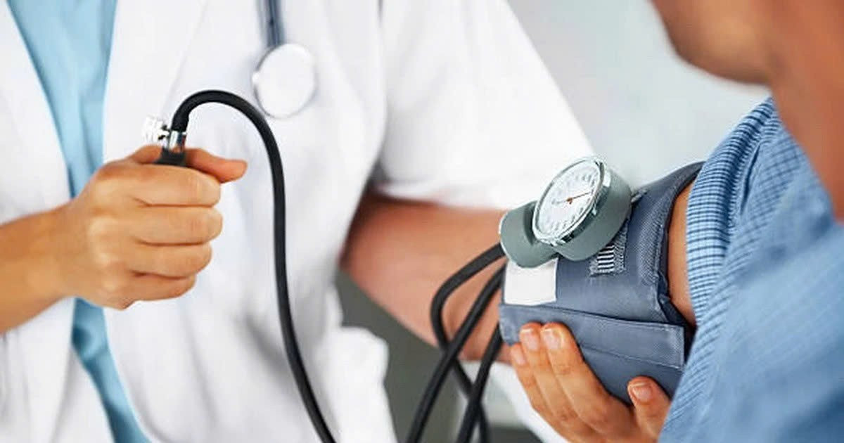 Để kiểm soát huyết áp tự nhiên, người bệnh nên duy trì chế độ ăn giàu rau xanh, ít muối, hạn chế thực phẩm chế biến sẵn, đồng thời vận động nhẹ nhàng và đo huyết áp thường xuyên. Ảnh minh họa