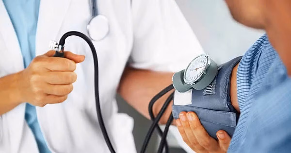 Để kiểm soát huyết áp tự nhiên, người bệnh nên duy trì chế độ ăn giàu rau xanh, ít muối, hạn chế thực phẩm chế biến sẵn, đồng thời vận động nhẹ nhàng và đo huyết áp thường xuyên. Ảnh minh họa