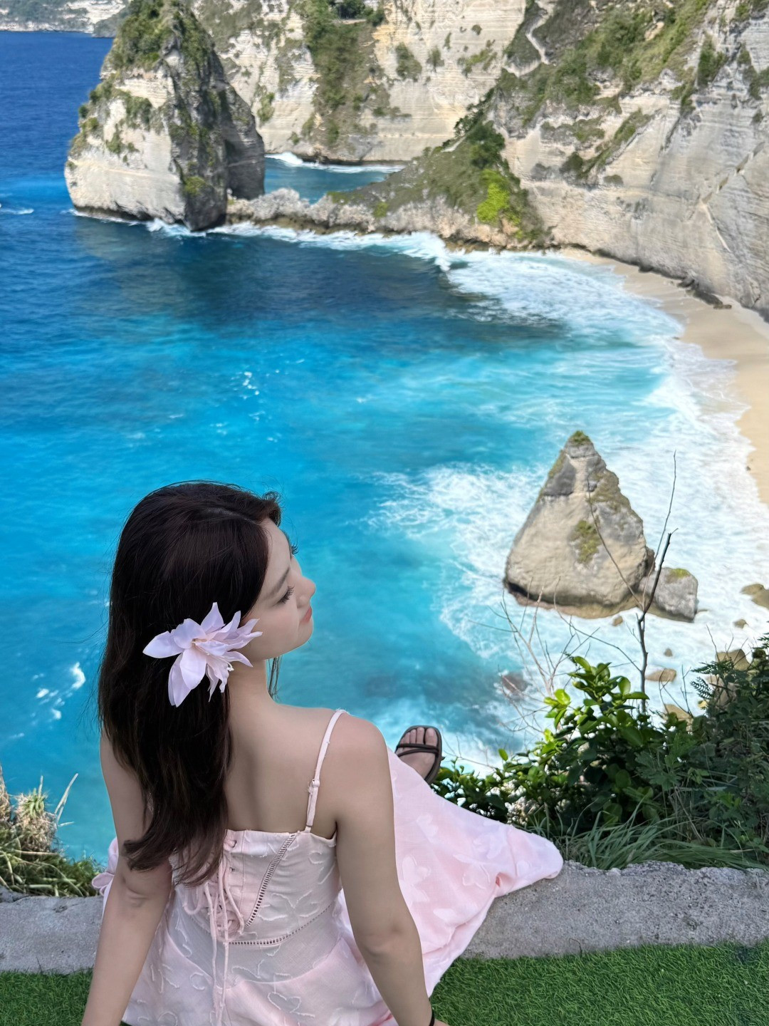 Chính sách mới dự kiến được áp dụng trước tiên với du khách đến từ các thị trường trọng điểm như Australia, Ấn Độ và Trung Quốc. Theo đó, du khách sẽ phải xuất trình sao kê tài khoản ngân hàng trong vòng ba tháng gần nhất, đồng thời khai báo rõ thời gian lưu trú cũng như các hoạt động dự kiến tại Bali. Thông tin này được Travel And Tour World dẫn lại từ chính quyền địa phương. Ảnh Fanpage Phượt luôn