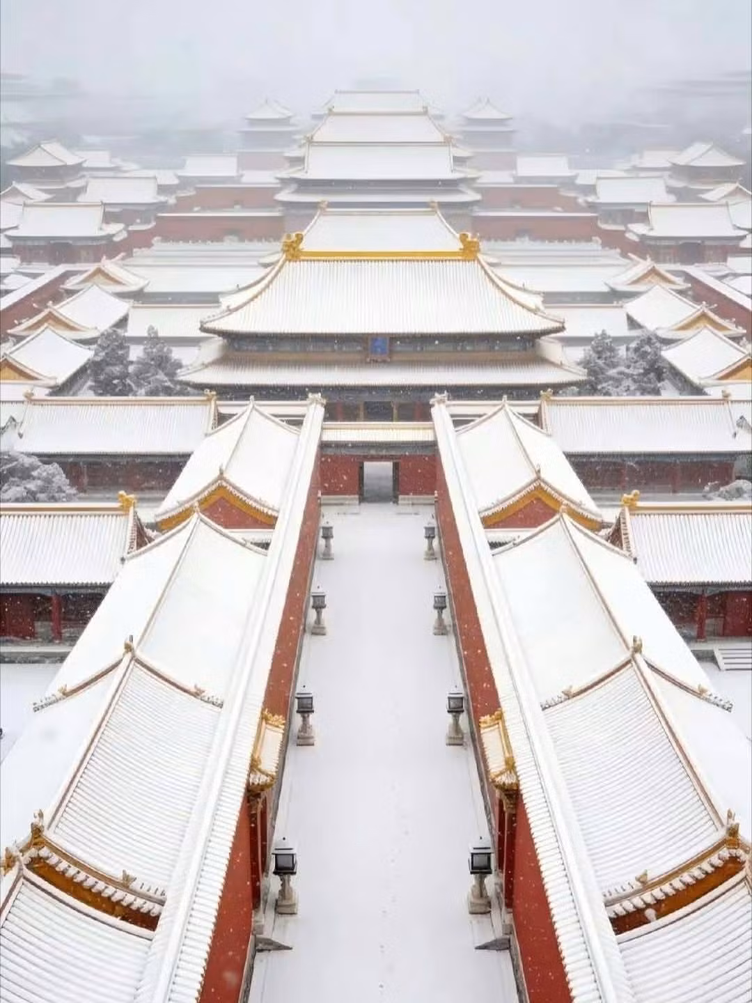 Theo Đài Khí tượng Bắc Kinh, đợt tuyết rơi này đến muộn hơn khoảng chín ngày so với trung bình nhiều năm, cường độ từ trung bình đến mạnh. Tuyết xuất hiện từ rạng sáng tại các dãy núi phía tây, rồi lan dần xuống khu trung tâm vào buổi trưa và kéo dài đến tối. Ảnh Weibo