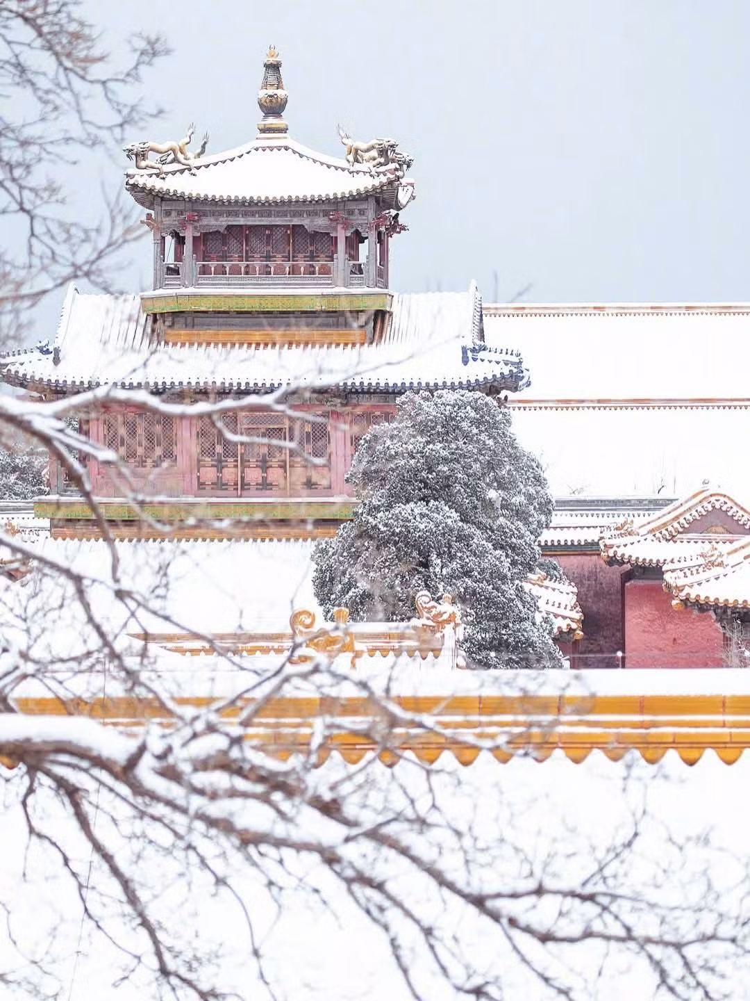 Sáng 12/12, Bắc Kinh đón trận tuyết đầu tiên của mùa đông, biến thủ đô Trung Quốc thành bức tranh mùa giá lạnh rực rỡ. Lớp tuyết trắng xóa bao phủ khắp thành phố khiến nhiều điểm tham quan trở nên thơ mộng, kéo theo lượng lớn du khách tìm đến trải nghiệm và chụp ảnh. Ảnh Weibo