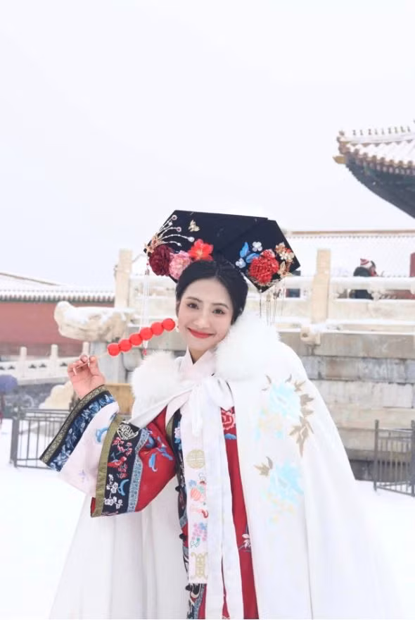 Nhiều du khách chọn thuê trang phục truyền thống để ghi lại bộ ảnh theo phong cách hoàng cung giữa khung cảnh độc đáo này. Ảnh Weibo