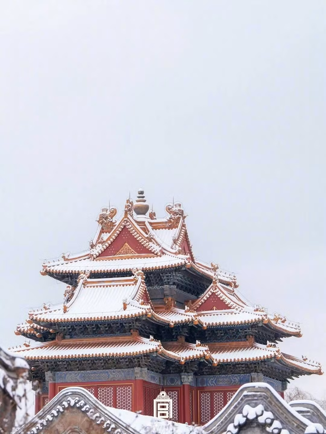 Không khí mùa đông cùng sắc trắng trải khắp phố phường tạo nên cảm giác vừa lạ vừa hấp dẫn đối với khách du lịch. Ngay khi tuyết bắt đầu phủ kín mái nhà, quảng trường và các công trình cổ, nhiều người đã đổ về các điểm đến biểu tượng của Bắc Kinh. Ảnh Weibo