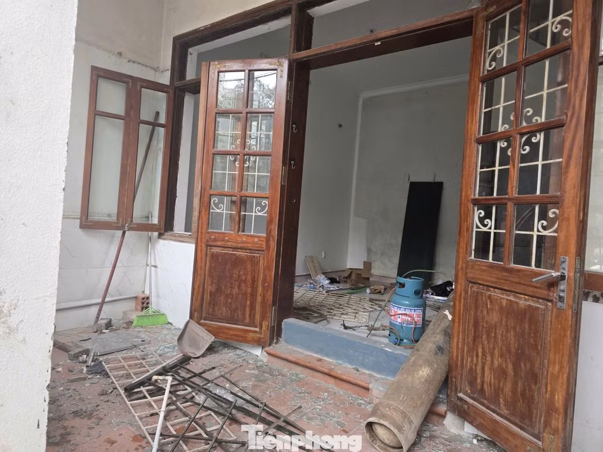 Bà Nguyễn Thị Chi, ngõ 165 Cầu Giấy cho biết, thửa đất của gia đình bị thu hồi rộng khoảng 150m2 hiện là nơi cư trú của 2 hộ (hộ bà Chi và em trai). Theo phương án, gia đình bà và em trai được hỗ trợ 2 căn tái định cư tại phố Trần Thái Tông. Hiện gia đình đang di dời tài sản, tháo dỡ công trình, dự kiến sẽ bàn giao cho chính quyền địa phương ngày 2/2. Dù vậy, bà cũng mong muốn sớm nhận được tiền hỗ trợ để trang trải cuộc sống.