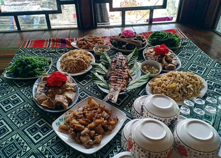 Du khách có thể thưởng thức món ăn dân tộc, đi bộ qua rừng, hoặc tham gia các hoạt động văn hóa cùng người Thái, Mường, tạo nên hành trình vừa thư giãn vừa khám phá. Ảnh Internet