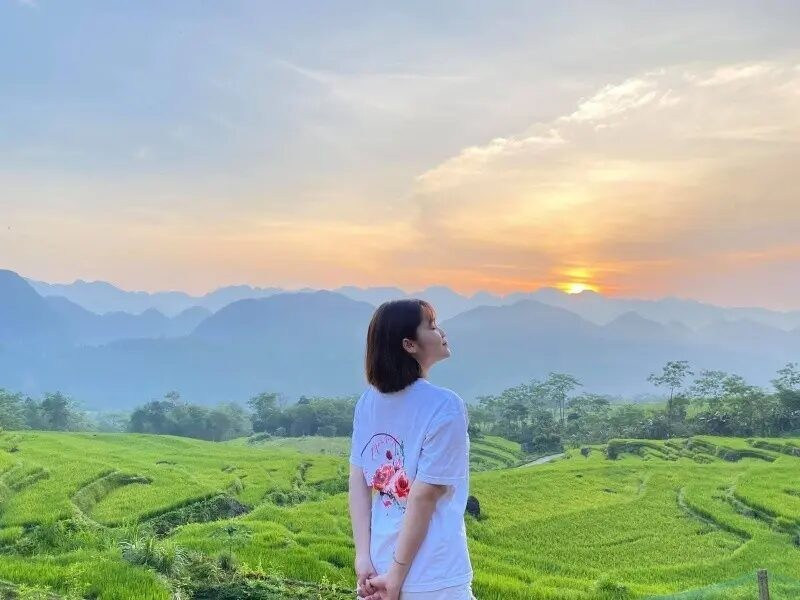 Để săn mây hiệu quả, thời gian lý tưởng là từ 5h đến 8h sáng, khi sương còn dày và ánh nắng ban mai bắt đầu xuyên qua. Một số điểm nổi bật để ngắm mây gồm bản Cổ Lũng, bản Pù Luông và đỉnh Đá Bia. Khi chụp ảnh, du khách nên chọn vị trí cao, căn ánh sáng ban mai, sử dụng chân máy và di chuyển cẩn thận trên đường mòn. Đừng quên mang theo áo ấm, giày leo núi, đồ ăn nhẹ và tuân thủ nguyên tắc bảo vệ môi trường, tôn trọng bản làng. Ảnh EcoTour