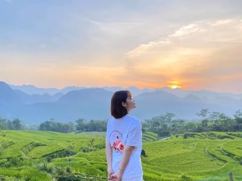 Để săn mây hiệu quả, thời gian lý tưởng là từ 5h đến 8h sáng, khi sương còn dày và ánh nắng ban mai bắt đầu xuyên qua. Một số điểm nổi bật để ngắm mây gồm bản Cổ Lũng, bản Pù Luông và đỉnh Đá Bia. Khi chụp ảnh, du khách nên chọn vị trí cao, căn ánh sáng ban mai, sử dụng chân máy và di chuyển cẩn thận trên đường mòn. Đừng quên mang theo áo ấm, giày leo núi, đồ ăn nhẹ và tuân thủ nguyên tắc bảo vệ môi trường, tôn trọng bản làng. Ảnh EcoTour