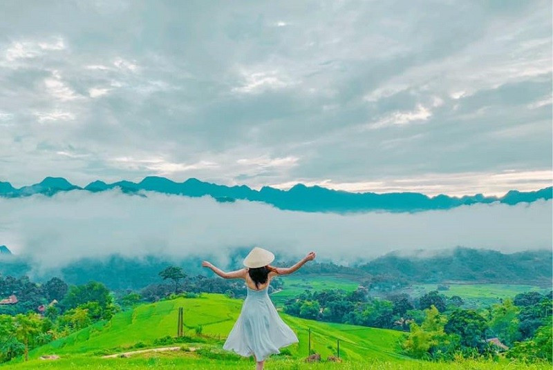 Ngoài săn mây, Pù Luông còn nổi bật với ruộng bậc thang bát ngát, những con đường mòn quanh co dẫn tới bản làng, và những ngôi nhà sàn đặc trưng của đồng bào dân tộc. Vào mùa lúa chín, cao nguyên này lại khoác lên mình màu vàng rực rỡ, mở ra cơ hội trải nghiệm mới cho những du khách yêu thiên nhiên và xê dịch. Ảnh iVIVU