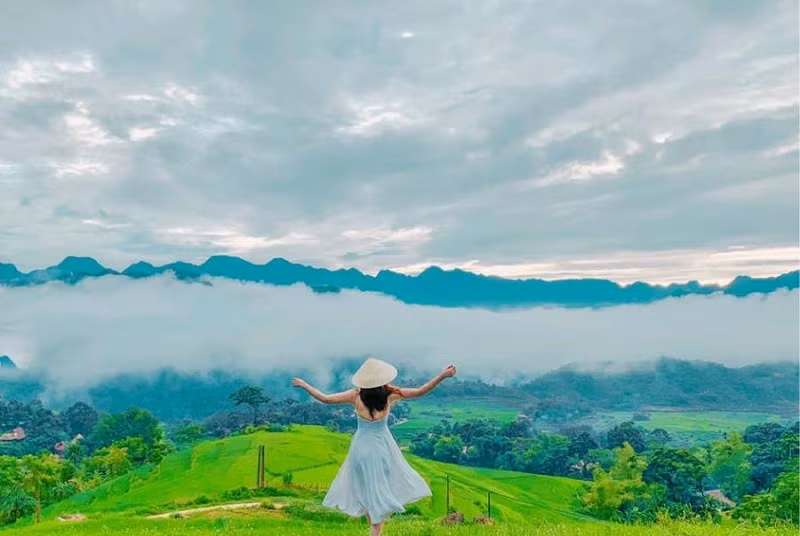 Ngoài săn mây, Pù Luông còn nổi bật với ruộng bậc thang bát ngát, những con đường mòn quanh co dẫn tới bản làng, và những ngôi nhà sàn đặc trưng của đồng bào dân tộc. Vào mùa lúa chín, cao nguyên này lại khoác lên mình màu vàng rực rỡ, mở ra cơ hội trải nghiệm mới cho những du khách yêu thiên nhiên và xê dịch. Ảnh iVIVU