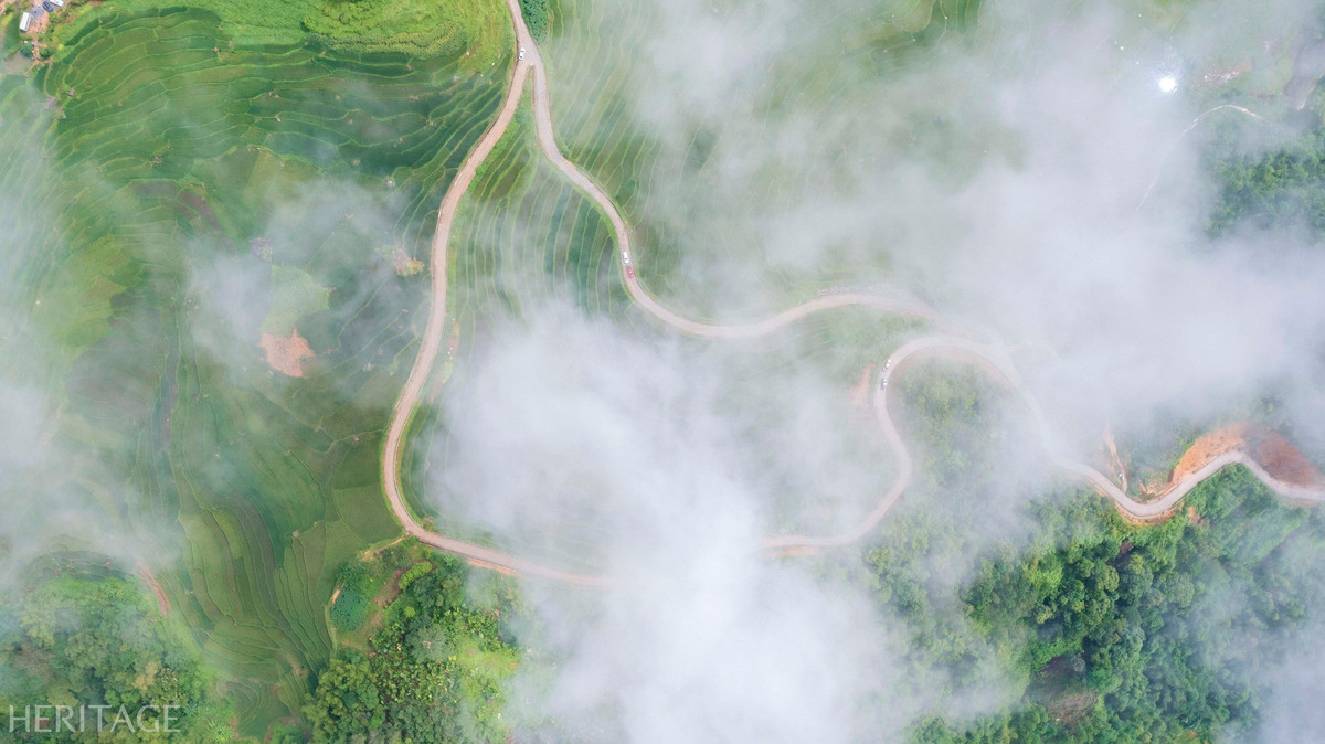 Không gian mờ ảo, mát lạnh cùng những ngôi nhà sàn thấp thoáng giữa ruộng bậc thang khiến nhiều người ví nơi đây chẳng khác gì Sa Pa thu nhỏ giữa miền Trung. Ảnh Đào Cảnh