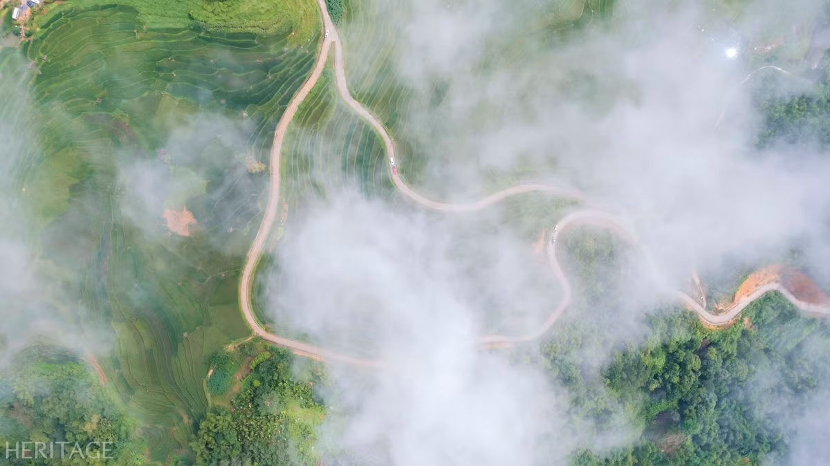 Không gian mờ ảo, mát lạnh cùng những ngôi nhà sàn thấp thoáng giữa ruộng bậc thang khiến nhiều người ví nơi đây chẳng khác gì Sa Pa thu nhỏ giữa miền Trung. Ảnh Đào Cảnh