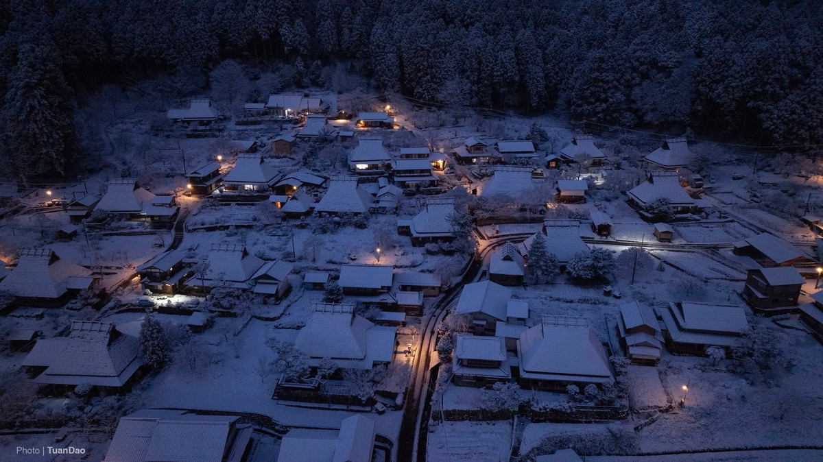 Giữa những ngày đông giá lạnh của vùng Kansai, làng Kayabuki no Sato (Miyama, tỉnh Kyoto) hiện lên như một bức tranh cổ tích khi tuyết trắng phủ kín những mái nhà tranh hàng trăm năm tuổi. Nằm nép mình giữa núi rừng tĩnh lặng, ngôi làng cổ mang dáng dấp nguyên sơ của nông thôn Nhật Bản, trở thành điểm đến được nhiều du khách lựa chọn trong hành trình khám phá mùa đông xứ Phù Tang.
