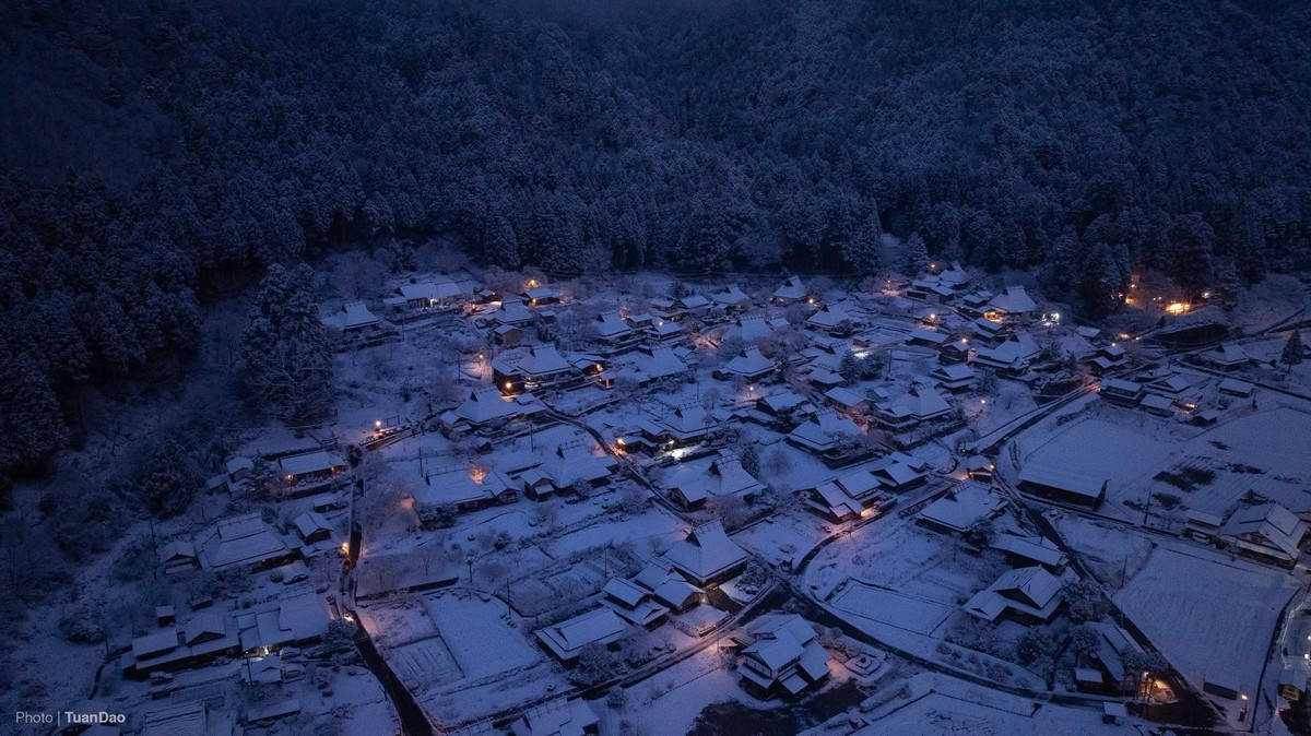 Kayabuki no Sato nổi tiếng với hơn 30 ngôi nhà mái tranh kayabuki – kiểu kiến trúc truyền thống từng phổ biến ở vùng quê Nhật Bản trước khi đô thị hóa. Những mái nhà được lợp bằng rơm dày, có khả năng giữ ấm vào mùa đông và mát mẻ vào mùa hè. Khi tuyết rơi, toàn bộ ngôi làng như chìm trong sắc trắng tinh khôi, tạo nên khung cảnh mộc mạc, yên bình hiếm thấy trong nhịp sống hiện đại.
