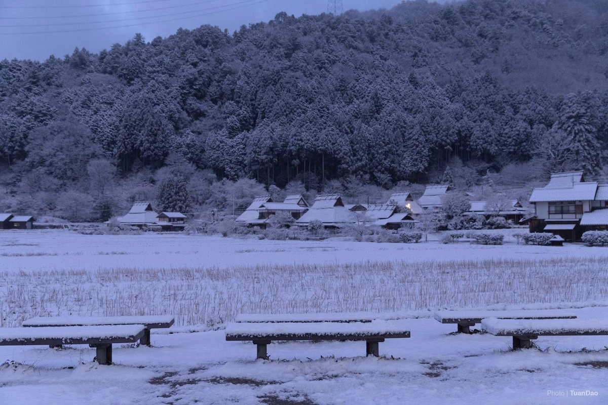 Theo kinh nghiệm của nhiều đơn vị lữ hành, thời điểm đẹp nhất để tham quan Kayabuki no Sato là từ giữa tháng 1 đến đầu tháng 2, khi tuyết phủ dày và lễ hội đèn lồng diễn ra. Tuy nhiên, đây cũng là mùa lạnh nhất, nhiệt độ có thể xuống dưới 0 độ C, du khách cần chuẩn bị áo ấm, giày chống trượt và găng tay.