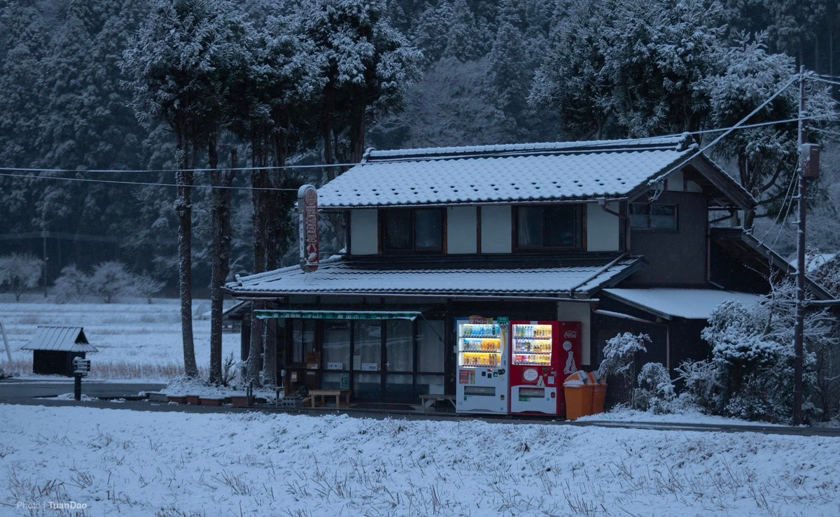 Với du khách Việt Nam không thông thạo tiếng Nhật hoặc đi lần đầu, tour ghép đoàn trong ngày được đánh giá là phương án an toàn, tiết kiệm thời gian và chi phí. Trong khi đó, những du khách có kinh nghiệm du lịch tự túc có thể chọn tàu và xe buýt địa phương, song cần theo dõi sát tình hình thời tiết vì tuyết rơi dày có thể ảnh hưởng đến lịch trình.