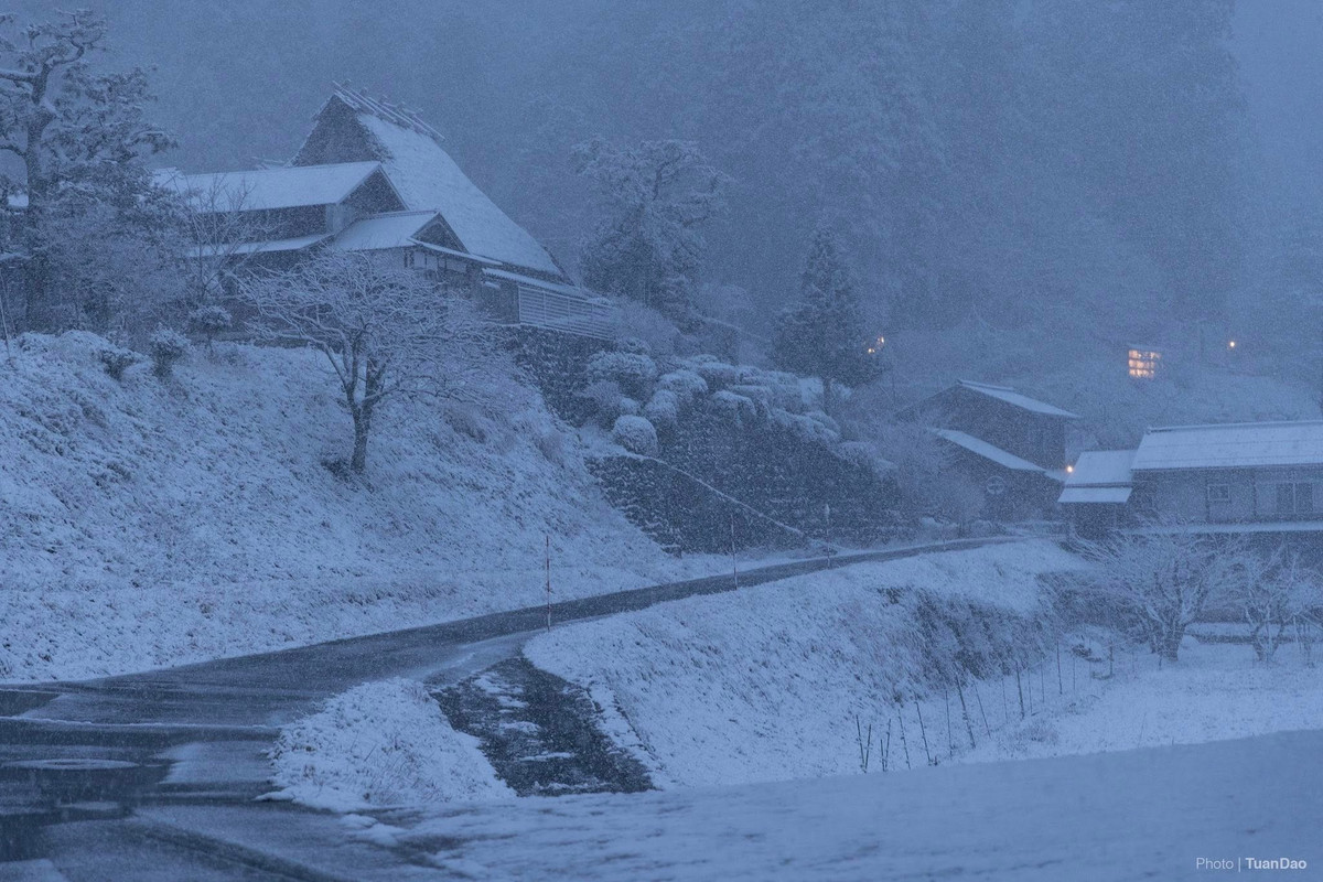 Phổ biến nhất là tour Kayabuki no Sato 1 ngày kết hợp lễ hội đèn tuyết, do các đơn vị như Klook hoặc KKday tổ chức. Tour thường bao gồm xe buýt khứ hồi, hướng dẫn viên và vé tham quan, với mức giá dao động khoảng 11.000–13.000 yên/người, tương đương 1,9–2,3 triệu đồng, tùy thời điểm và chương trình cụ thể. Đây là lựa chọn phù hợp với du khách muốn trải nghiệm trọn vẹn không khí mùa đông và sự kiện đặc sắc của làng.