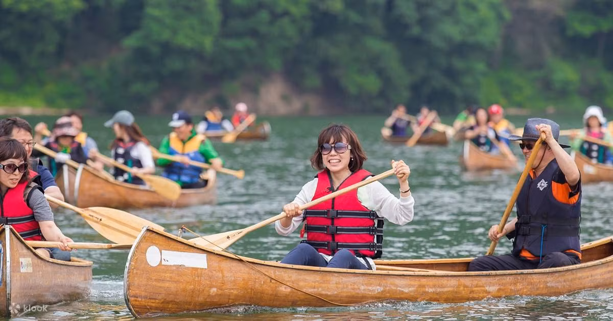Khi thả mái chèo, ngắm mặt hồ trong xanh phản chiếu ánh hoàng hôn vàng rực, du khách sẽ cảm nhận rõ vẻ đẹp yên bình của xứ kim chi. Ảnh Klook
