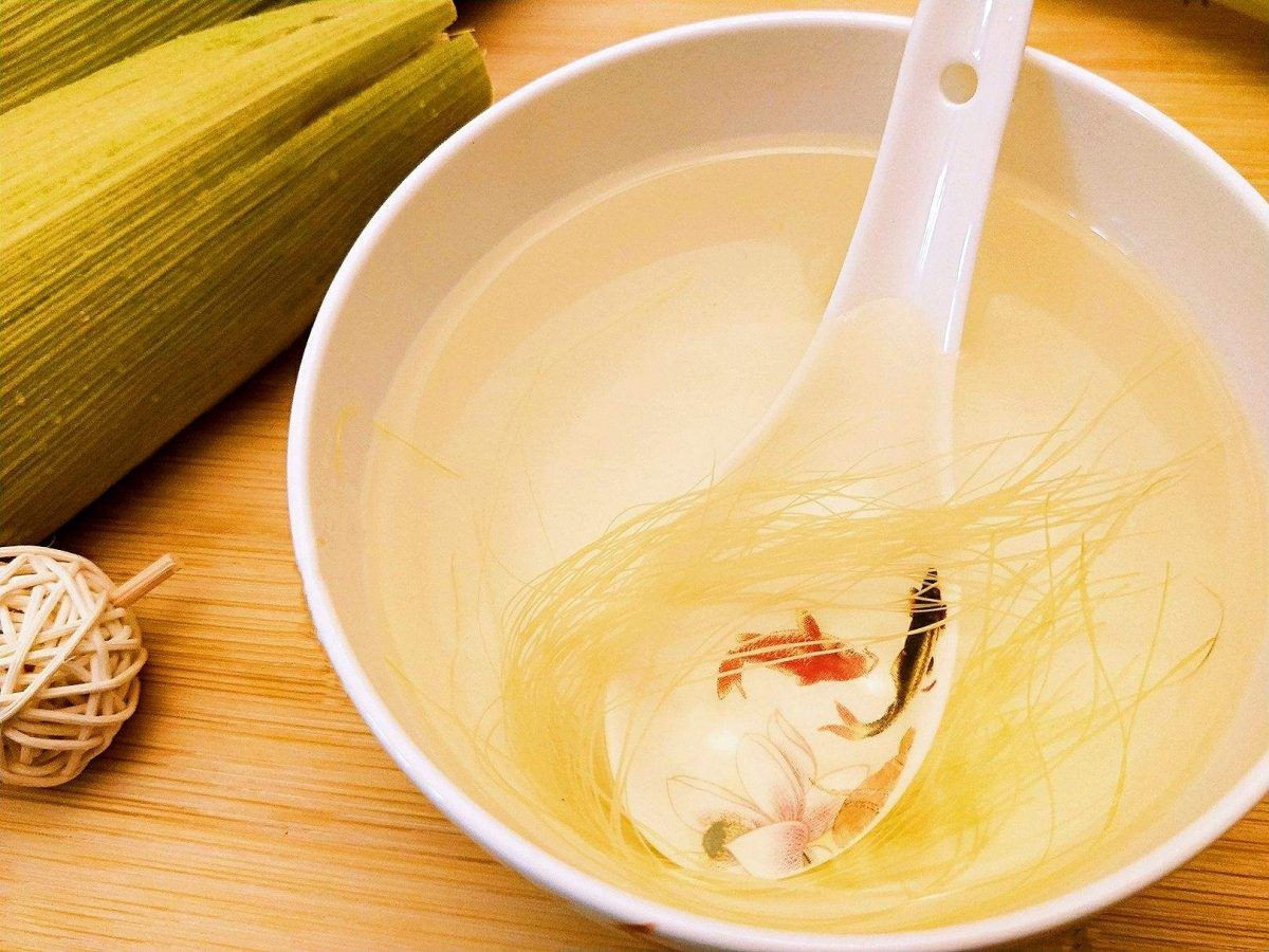 So với nhiều loại đồ uống giải khát trên thị trường – vốn chứa hàm lượng đường hoặc natri cao – nước râu ngô gần như không gây áp lực chuyển hóa cho thận nếu dùng đúng liều lượng. Đây cũng là lý do thức uống này thường được xếp vào nhóm hỗ trợ sức khỏe, không phải sản phẩm điều trị. Ảnh minh họa