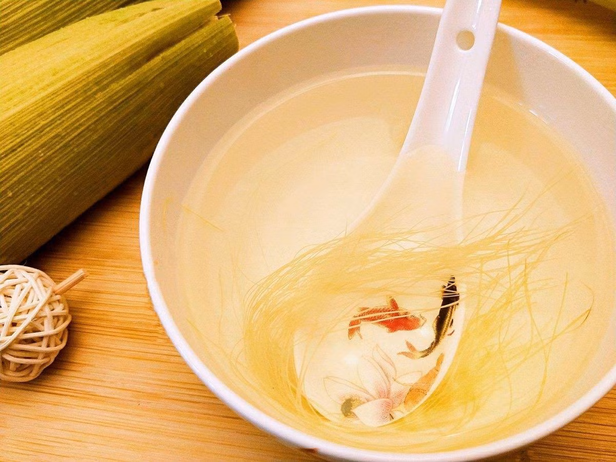 So với nhiều loại đồ uống giải khát trên thị trường – vốn chứa hàm lượng đường hoặc natri cao – nước râu ngô gần như không gây áp lực chuyển hóa cho thận nếu dùng đúng liều lượng. Đây cũng là lý do thức uống này thường được xếp vào nhóm hỗ trợ sức khỏe, không phải sản phẩm điều trị. Ảnh minh họa