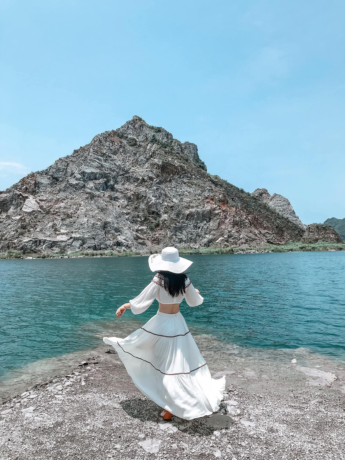 Không chỉ vậy, nước hồ tại Tuyệt Tình Cốc còn có khả năng thay đổi màu sắc theo từng thời điểm trong ngày. Sáng sớm, mặt hồ xanh nhạt phản chiếu ánh nắng nhẹ nhàng. Vào buổi trưa, nước chuyển sắc sáng rực hơn dưới ánh mặt trời, và khi chiều buông, cả không gian như chìm vào màu xanh thẫm bí ẩn. Chính sự biến hóa kỳ ảo ấy đã khiến nơi đây được ví như “tiểu Tuyệt Tình Cốc” giữa miền Bắc. Ảnh Trần Nguyễn Linh