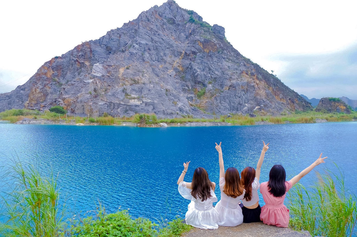 Không chỉ là nơi để “sống ảo”, Tuyệt Tình Cốc còn là điểm đến lý tưởng cho những chuyến dã ngoại, cắm trại ngắn ngày. Du khách có thể chuẩn bị sẵn đồ ăn, thức uống hoặc thuê lều trại và các dụng cụ tại các cửa hàng quanh khu vực. Bãi đất ven hồ bằng phẳng, đủ rộng cho cả nhóm bạn quây quần bên nhau. Khi màn đêm buông xuống, ngồi bên ánh lửa trại, nhâm nhi tách trà hoặc ly rượu vang, lắng nghe tiếng gió luồn qua vách đá, chắc chắn sẽ mang lại cảm giác thư thái hiếm có. Ảnh dulich