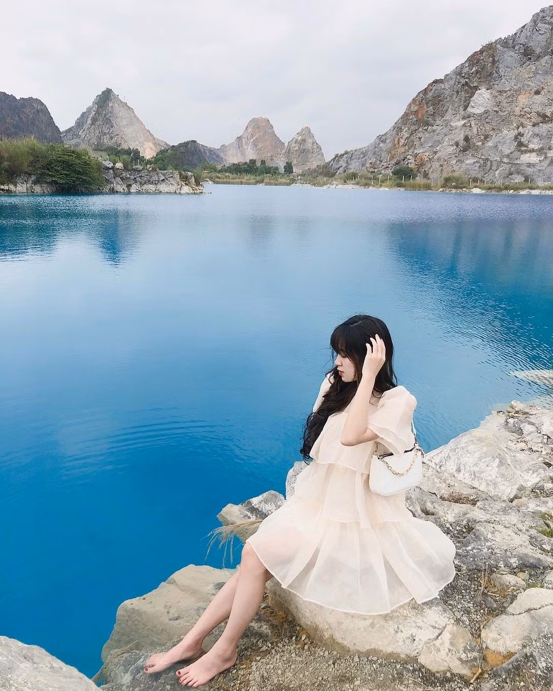 Tận dụng lợi thế thiên nhiên ban tặng, Tuyệt Tình Cốc nhanh chóng trở thành điểm check-in hút giới trẻ. Mặt hồ phẳng lặng, bao quanh là những vách núi cao sừng sững, ánh nắng len qua từng khe đá tạo nên phông nền hoàn hảo cho những bức ảnh sống ảo nghìn lượt thích. Nhiều du khách không ngần ngại đầu tư trang phục như váy maxi, áo dài hay cổ phục, kết hợp với dịch vụ cho thuê trang phục có sẵn quanh khu vực để tạo ra những khung hình độc đáo, đậm chất thơ. Ảnh dulich