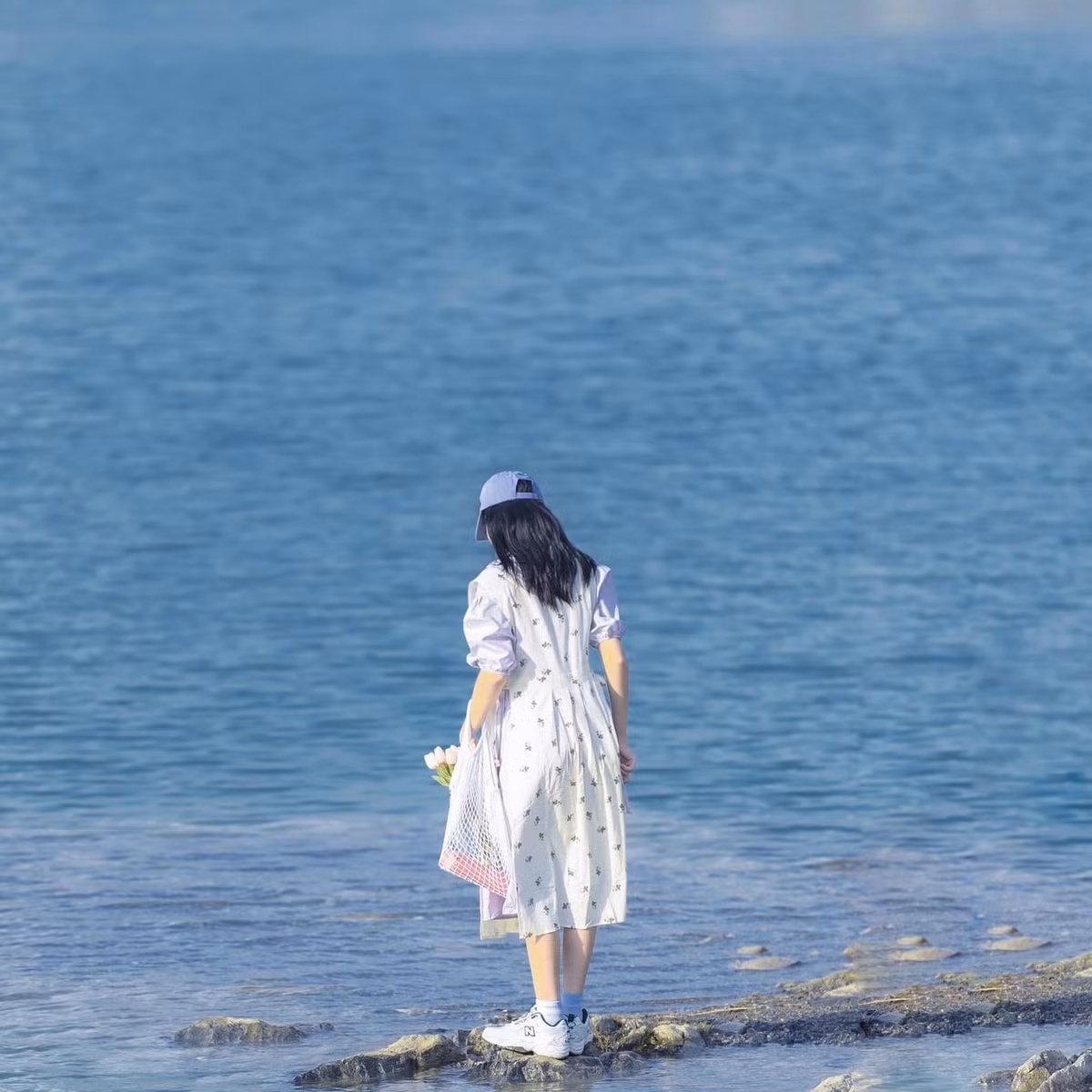 Với những ai ưa vận động và thích khám phá, leo núi đá quanh hồ cũng là một hoạt động đáng thử. Từ trên cao, toàn cảnh Tuyệt Tình Cốc hiện lên ngoạn mục với những gam màu đối lập giữa đá xám và nước xanh. Tuy nhiên, vì địa hình đá vôi dễ trơn trượt, đặc biệt vào mùa mưa, nên du khách cần chuẩn bị kỹ càng với giày leo núi chuyên dụng, kiểm tra thời tiết trước chuyến đi và tuyệt đối không mạo hiểm khi không có kinh nghiệm. Ảnh Thu Thảo