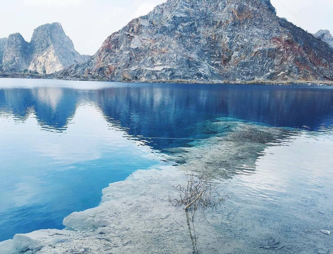 Tuyệt Tình Cốc cách trung tâm thành phố Hải Phòng khoảng 20km. Nơi đây vốn là một mỏ khai thác đá vôi đã ngừng hoạt động, theo thời gian được nước mưa và mạch nước ngầm bù đắp, tạo thành hồ nước rộng lớn, trong xanh đến lạ kỳ. Màu nước đặc trưng xanh ngọc của hồ không phải là kết quả của sự tô vẽ mà là quá trình phản ứng tự nhiên giữa khoáng chất trong đá và nước, mang đến vẻ đẹp thuần khiết hiếm có. Ảnh Thu Thảo