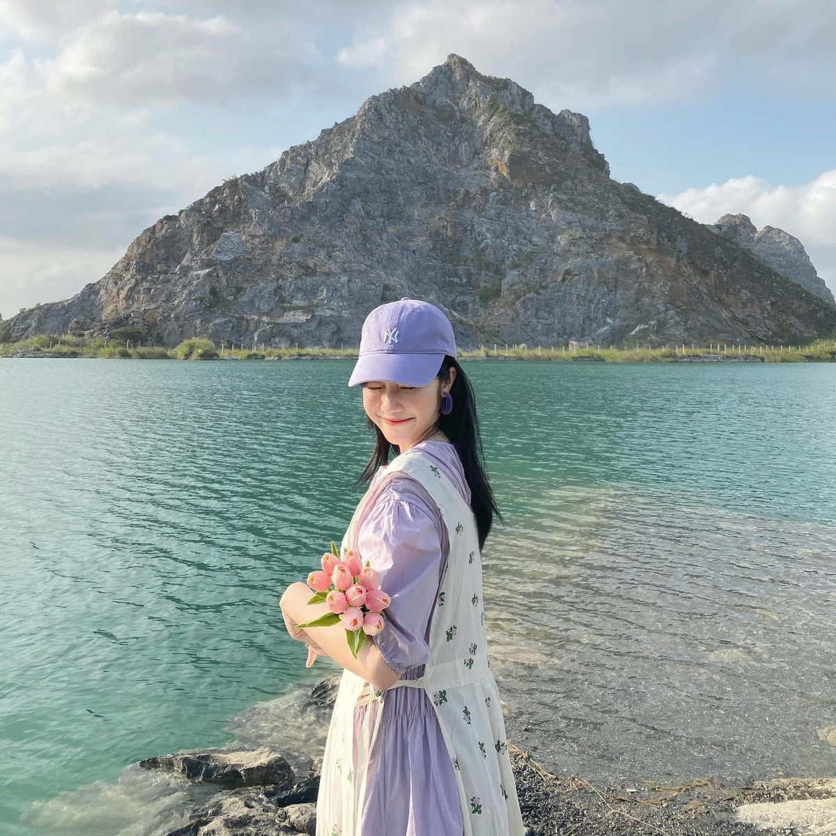 Dù nước hồ trong xanh, nhưng du khách không nên bơi lội hay tiếp xúc trực tiếp với nước vì nhiệt độ nước có thể thay đổi đột ngột và tiềm ẩn rủi ro cho sức khỏe. Ảnh Thu Thảo