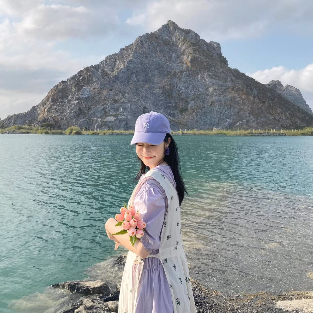 Dù nước hồ trong xanh, nhưng du khách không nên bơi lội hay tiếp xúc trực tiếp với nước vì nhiệt độ nước có thể thay đổi đột ngột và tiềm ẩn rủi ro cho sức khỏe. Ảnh Thu Thảo