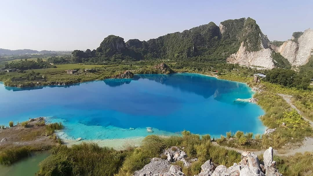 Ẩn mình giữa những vách núi đá vôi sừng sững và mặt hồ xanh biếc như ngọc, Tuyệt Tình Cốc Hải Phòng đang ngày càng trở thành điểm đến lý tưởng cho những ai yêu thiên nhiên, thích khám phá và đam mê nhiếp ảnh. Nơi đây không chỉ hấp dẫn bởi vẻ đẹp hoang sơ mà còn là chốn dừng chân mang lại sự bình yên, thư giãn giữa nhịp sống hối hả. Ảnh Traveloka